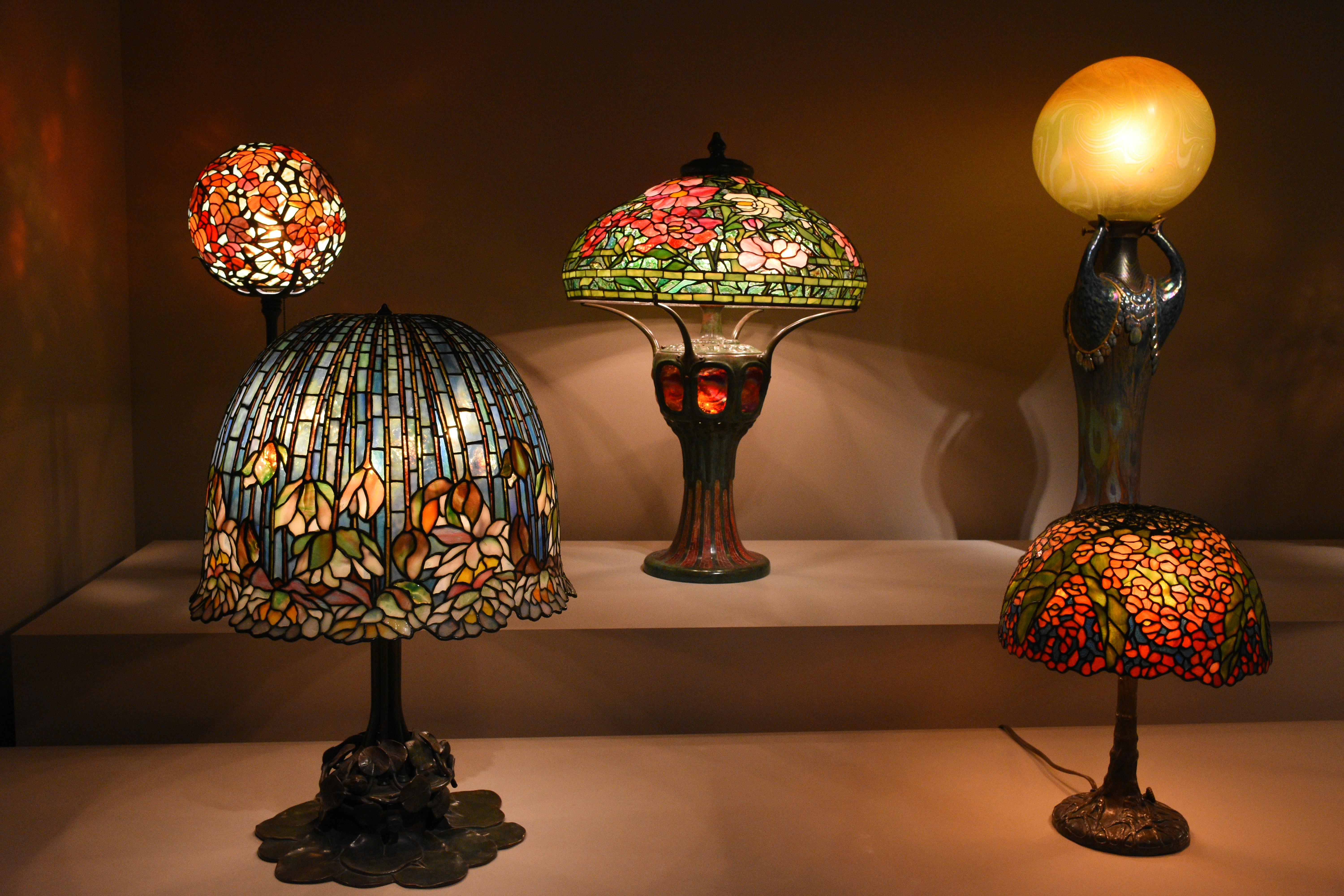Tiffany 灯群组 · Amaury Laporte 摄 · CC BY 2.0 · 图像文件署名:Amaury Laporte;CC BY 2.0;网页缩放,原始文件保留。