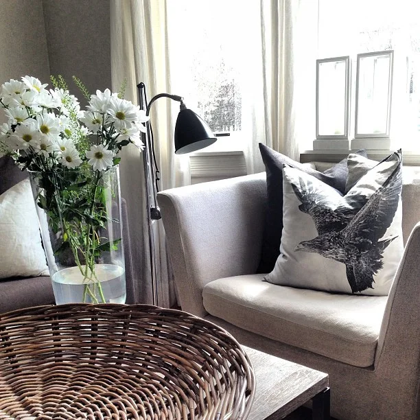 扶手椅旁的 Bestlite · Wicker Paradise 摄 · CC BY 2.0