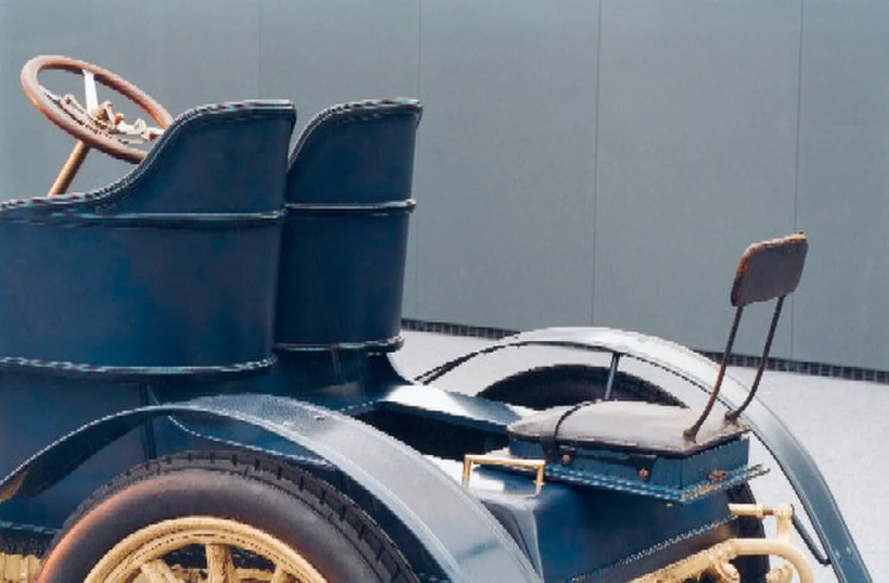 1902 年 Simplex 40 PS 剖面/展示(DaimlerChrysler AG 藏品)——赛事胜利为架构革命赢得了信任