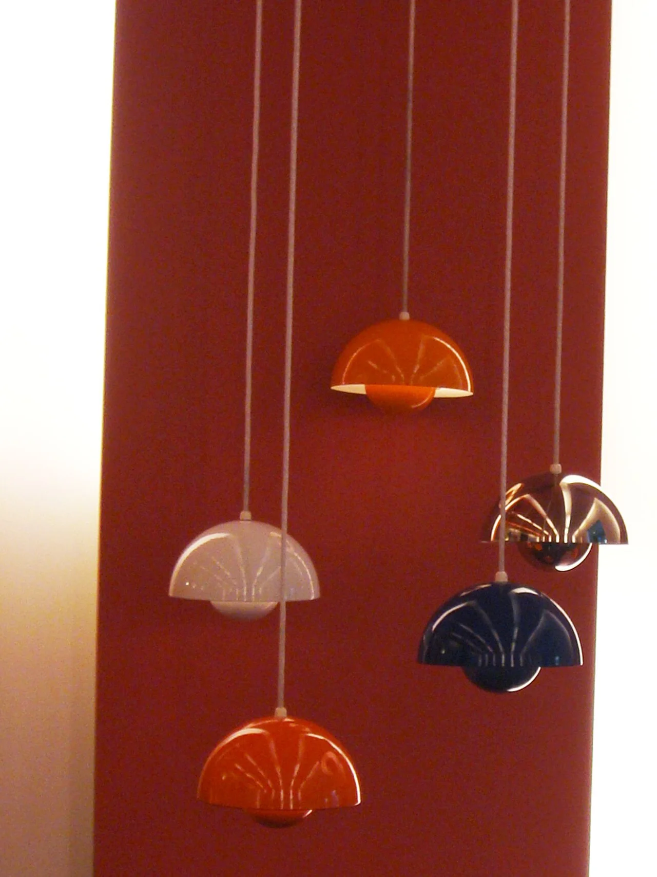 Verner Panton 的 Flowerpot 灯组 · Lothar Lee 摄 · CC BY 2.0——陈列场景照