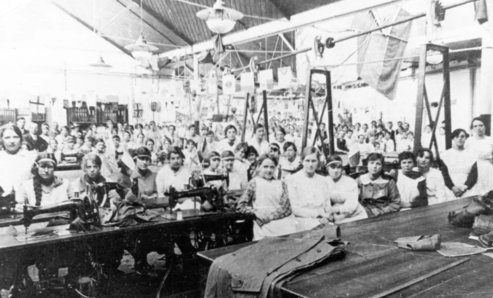 1918年末，贝辛斯托克博柏利工厂的缝纫女工。战时工厂为军官生产了数以千计的防水大衣。