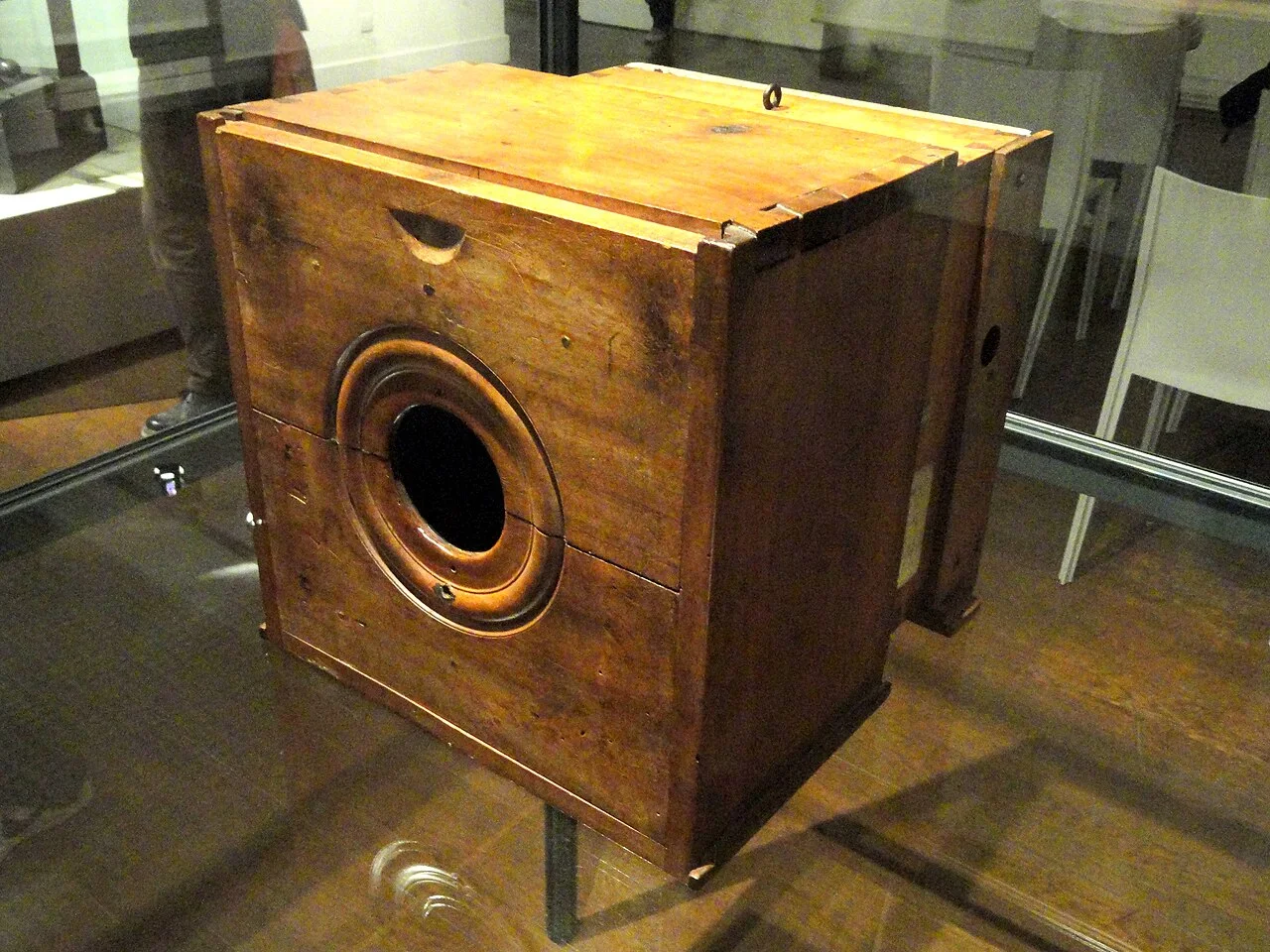 Daderot 摄，CC0（公有领域贡献）——尼埃普斯用过的暗箱式相机，约 1820–1830，藏于尼埃普斯博物馆