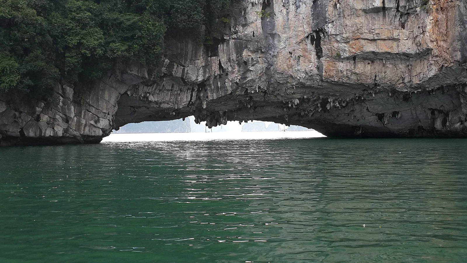 翡翠色水面：中全新世海侵把石林变成‘展场’ · 图像文件署名：EvelynMwangi；CC BY-SA 4.0；网页缩放，原始文件保留。