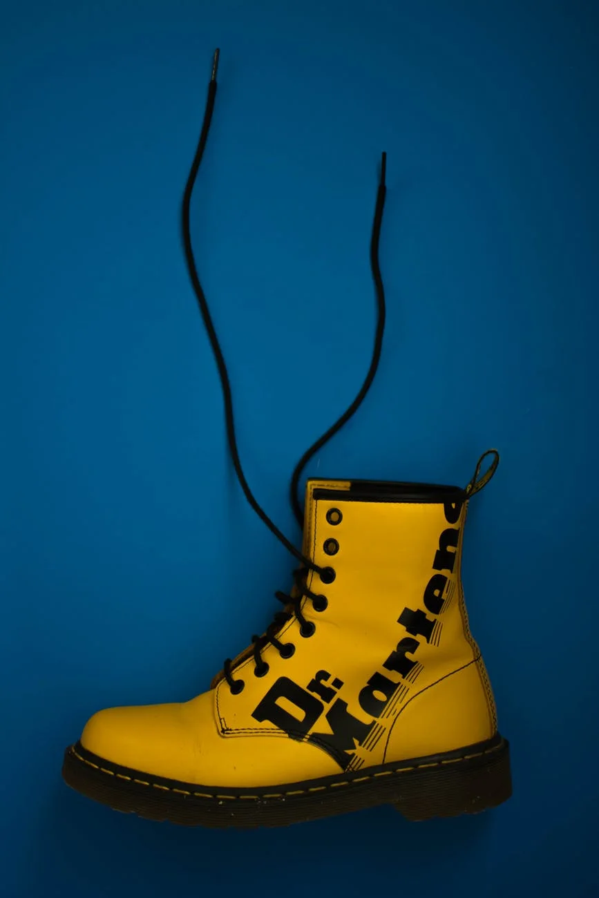一双典型的朋克风格Dr. Martens。2003年濒临破产后,品牌在2010年代迎来最强劲的增长。 · 图像文件署名:lil artsy;CC0;网页缩放,原始文件保留。