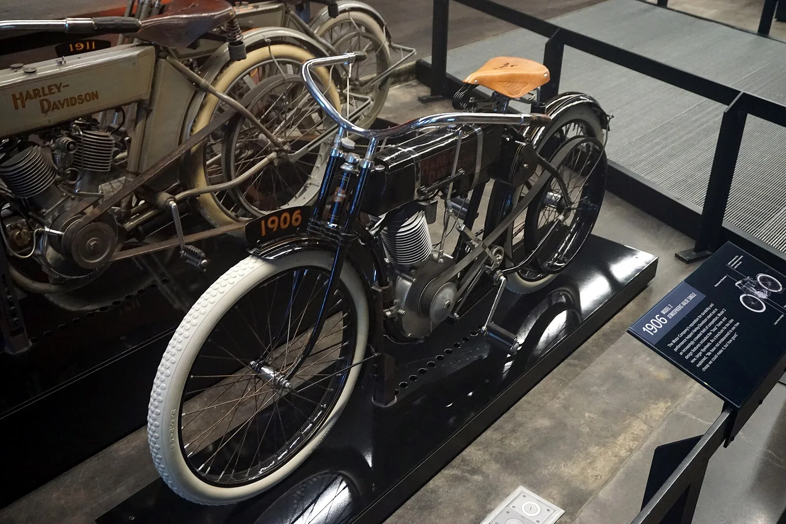 1906 Model 2：还没有任何装饰性设计，全部是功能形态。