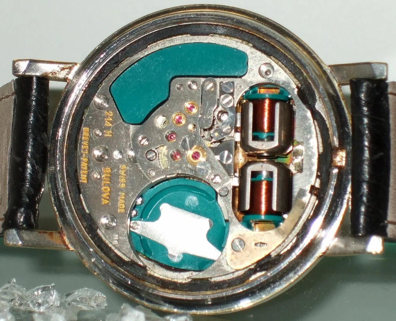 打开后盖的 Accutron——音叉与转换机构的实拍