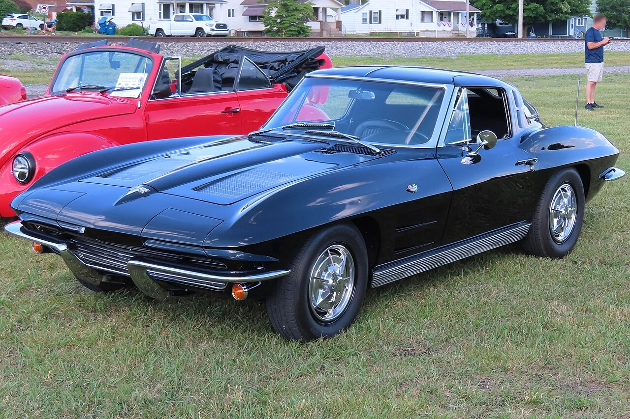 1963 年 Sting Ray Sport Coupe 前部（MercurySable99 摄，2024 年车展）——翻盖大灯关闭时前脸完全干净