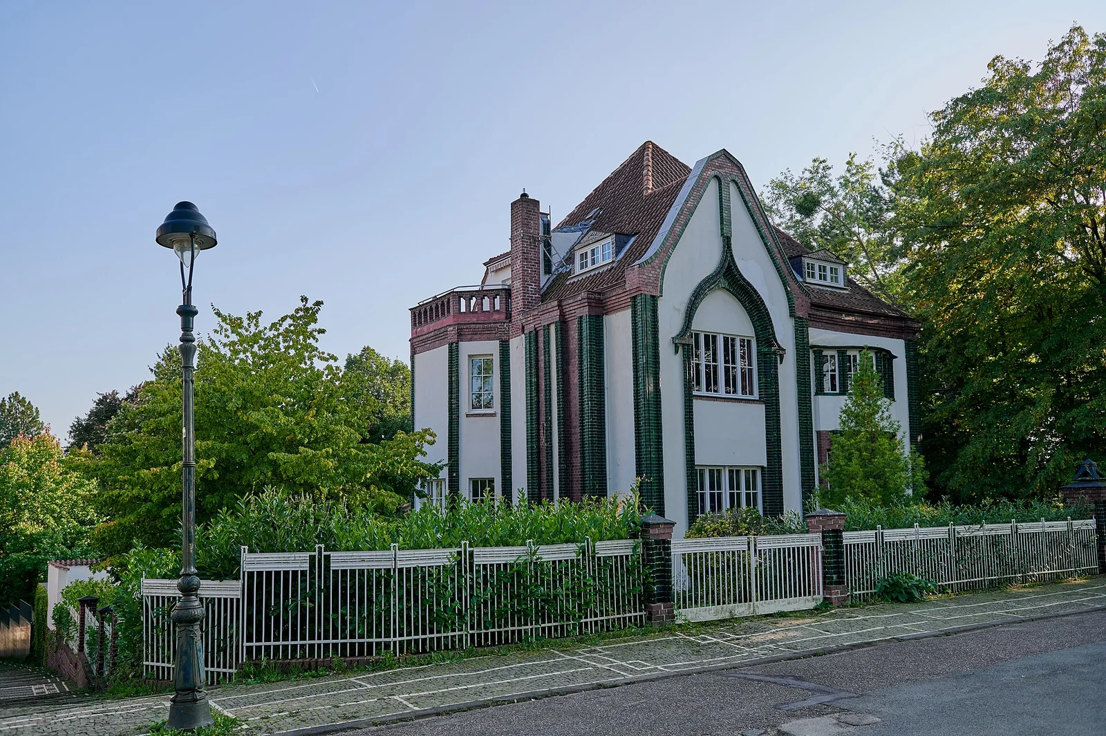 达姆施塔特 Haus Behrens（1901）：贝伦斯从艺术家转向器物与建筑的实验场。