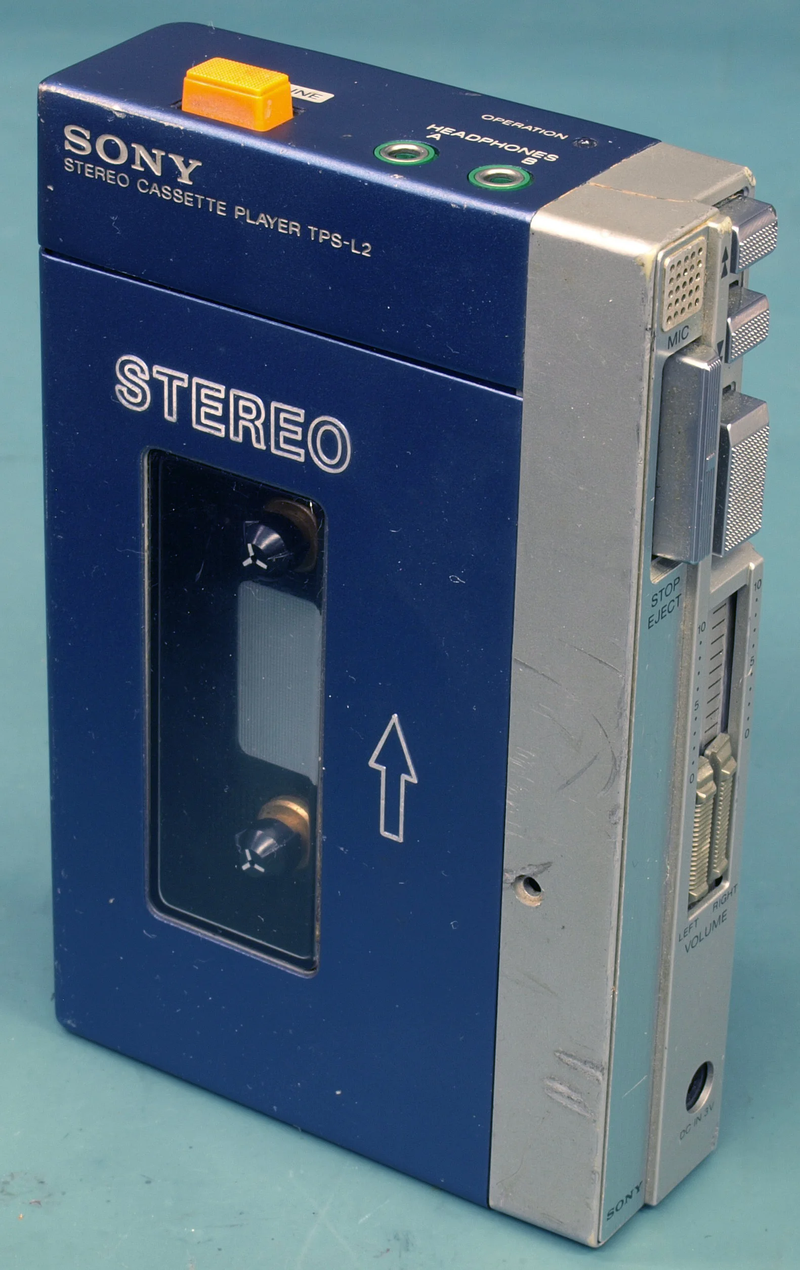 初代 Sony Walkman TPS-L2（1979）。Binarysequence 摄，CC BY-SA 4.0，经 Wikimedia Commons。