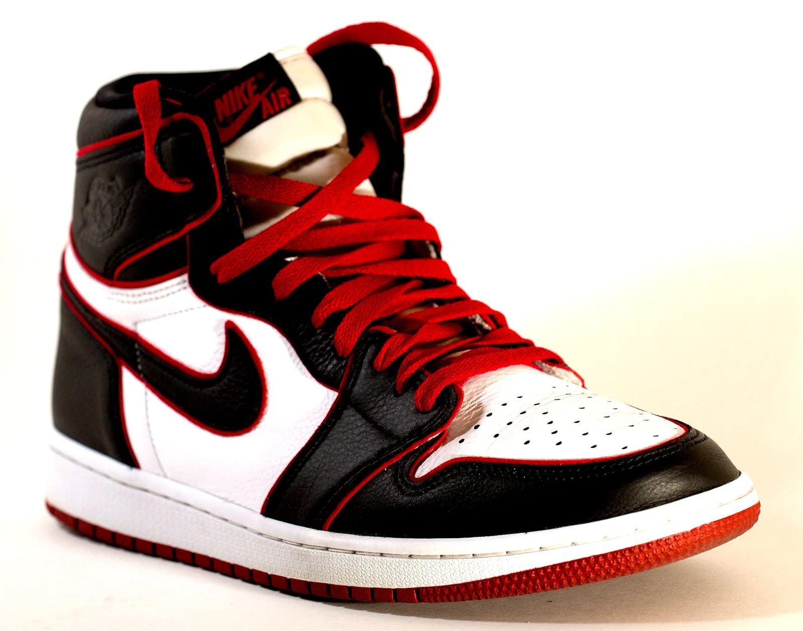 Air Jordan 1。彼得·摩尔的设计以公牛队红黑主色为基准，白色仅占23%。 · 图像文件署名：Mathieu Landretti；CC BY-SA 4.0；网页缩放，原始文件保留。