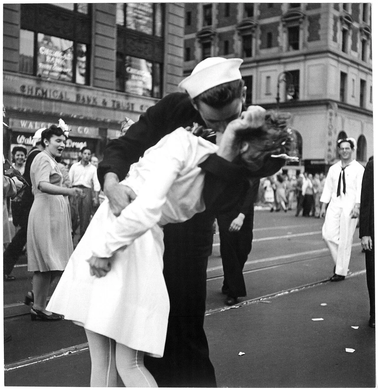Victor Jorgensen（美国海军）摄，公有领域——Kissing the War Goodbye, 1945-08-14（注意：此为同一场合由海军摄影师 Jorgensen 拍摄的公有领域版本，与艾森斯塔特那张同一瞬间不同视角）
