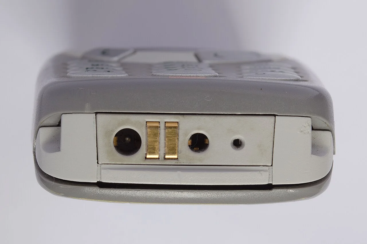 Nokia 3310 背面：可更换的 Xpress-On 外壳是这台机器最醒目的个性化入口。 Multicherry / Wikimedia Commons, CC BY-SA 4.0。 · 图像文件署名：Multicherry；CC BY-SA 4.0；网页缩放，原始文件保留。