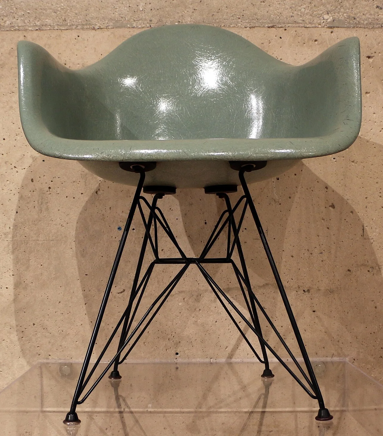DAR 型壳椅（1948-50 设计，Herman Miller 制）· 摄影 Sailko（CC BY 3.0）