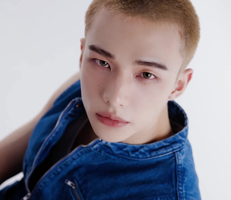 黄铉辰 Hyunjin · Marie Claire Korea / CC BY 3.0；2025-03-31 画报；完整系列与编辑意图不在本页阅读范围内。