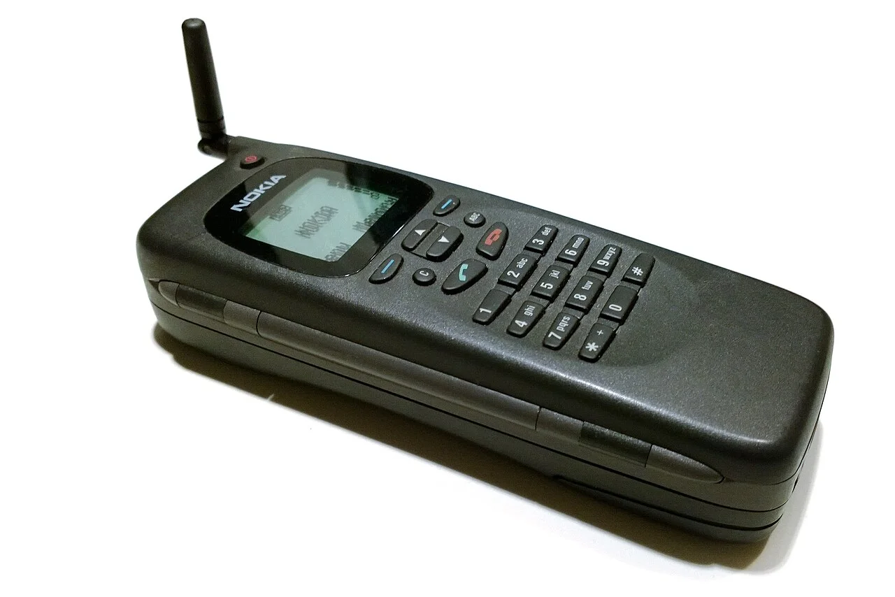 Nokia 9000 Communicator 合盖状态,此时它就是一部普通 GSM 手机。图:textlad / Wikimedia Commons,CC BY 2.0。