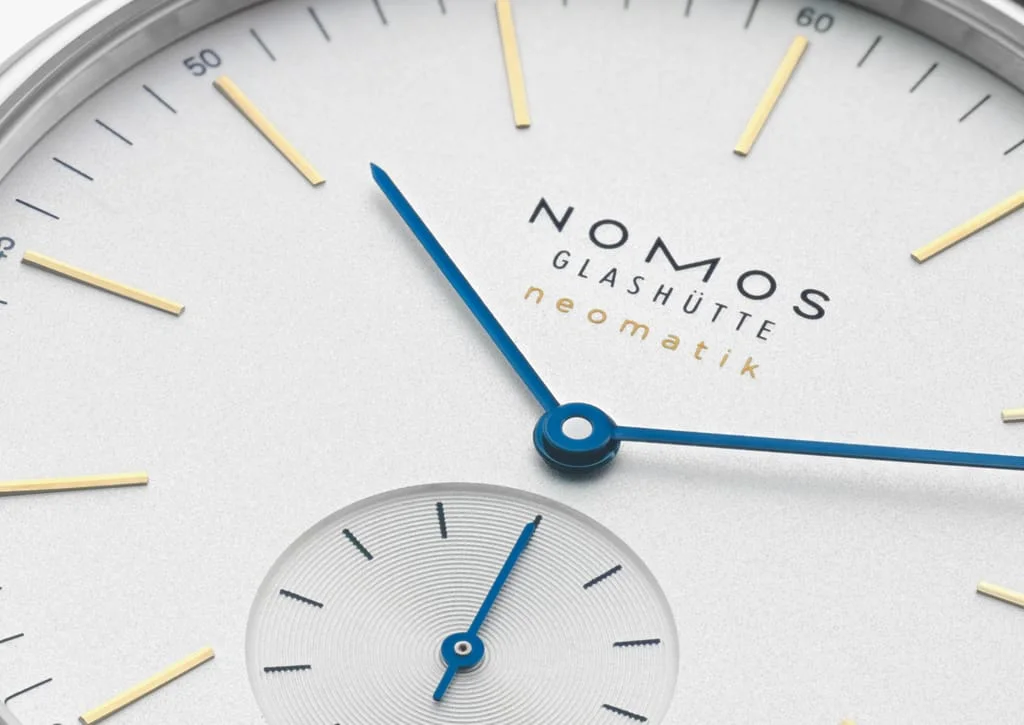 Orion 表盘与时标特写 · NOMOS Glashütte 官方摄影，摄影者未单列