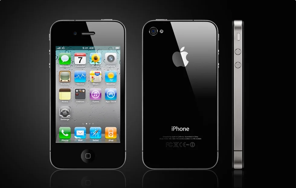 2010年iPhone 4三面产品图，背部苹果处于玻璃机身语境。© Apple；All About Steve Jobs产品图档案。不是Aqua网页图标，也不据此判断标志的具体镀层工艺。