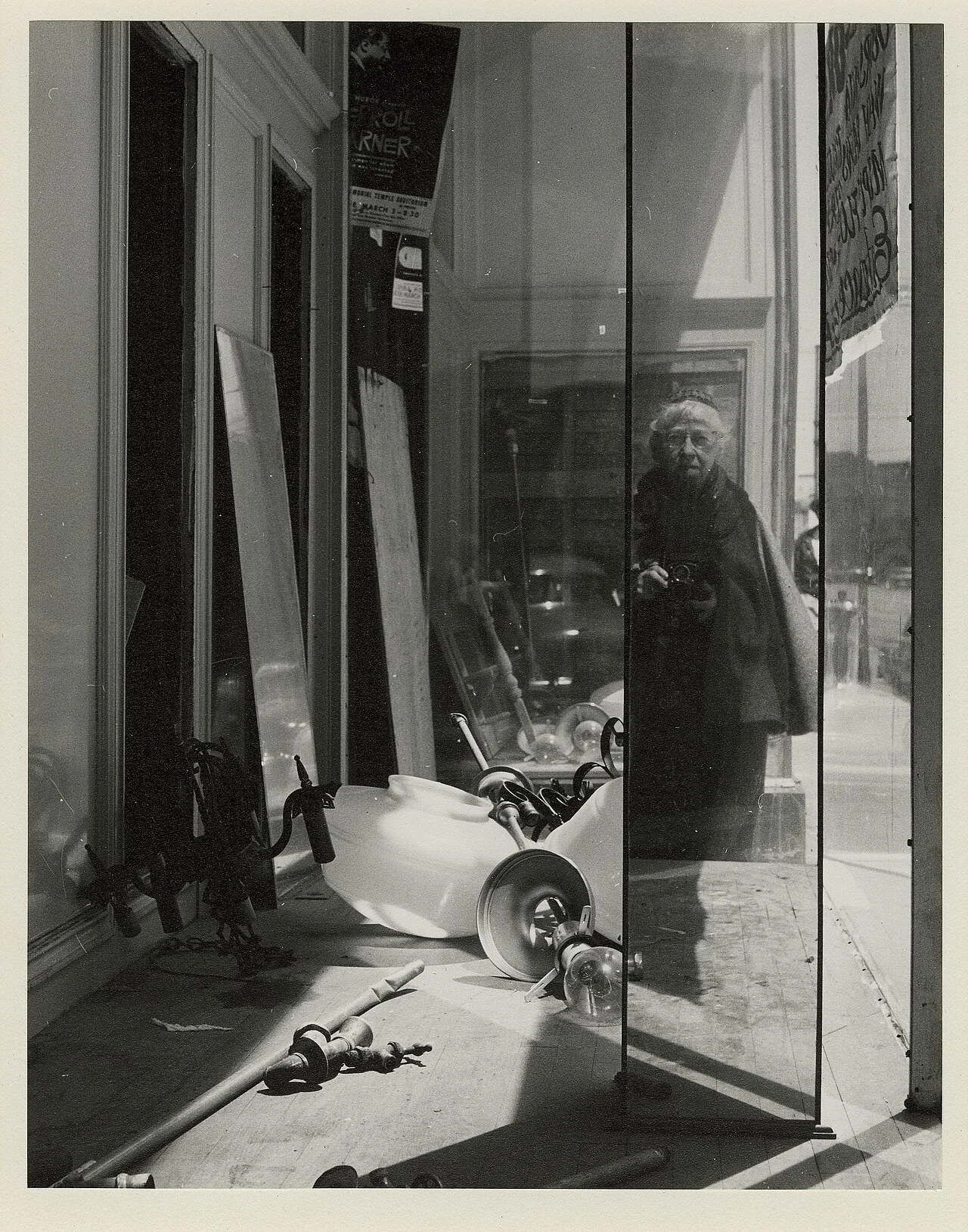 Imogen Cunningham 自摄，公有领域——《基里街自拍照》，约 1970 年
