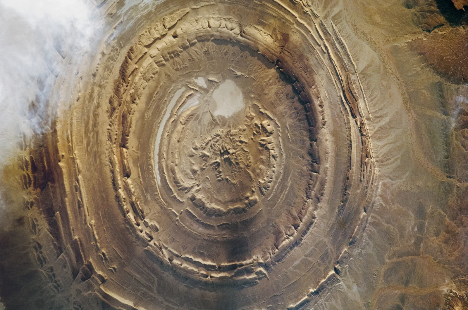 NASA 摄（Wikimedia Commons，国际空间站 2011-12-17 影像），公共领域