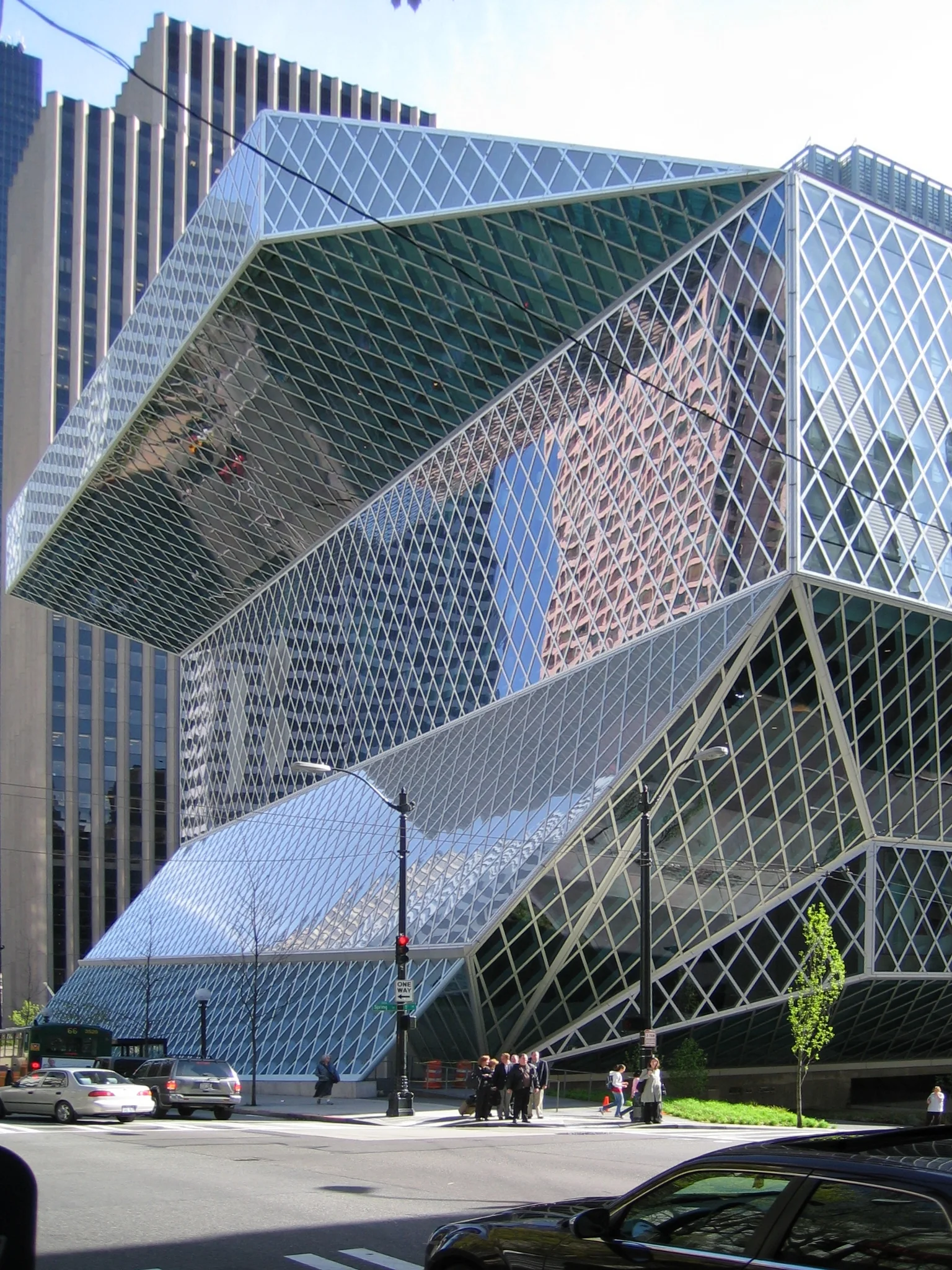 从第四大道望去的西雅图中央图书馆（2006年）：几个错动的体量被菱形网格的玻璃表皮统一包裹 · 图像文件署名：DVD R W.；CC BY-SA 3.0；网页缩放，原始文件保留。