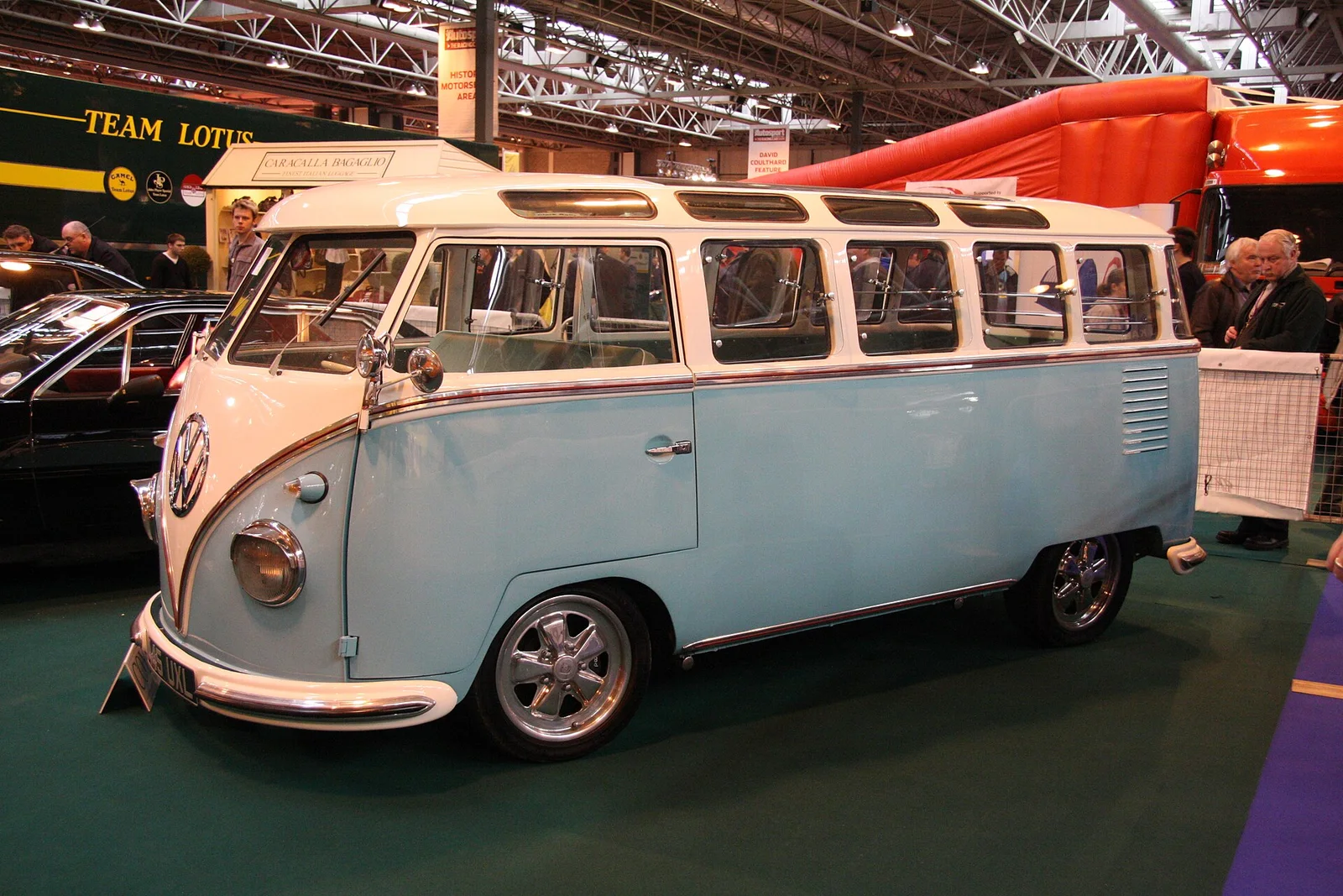 1958 年 23 窗 Samba,车顶八扇小天窗与后角弧形窗 · 图像文件署名:Brian Snelson from Hockley, Essex, England;CC BY 2.0;网页缩放,原始文件保留。