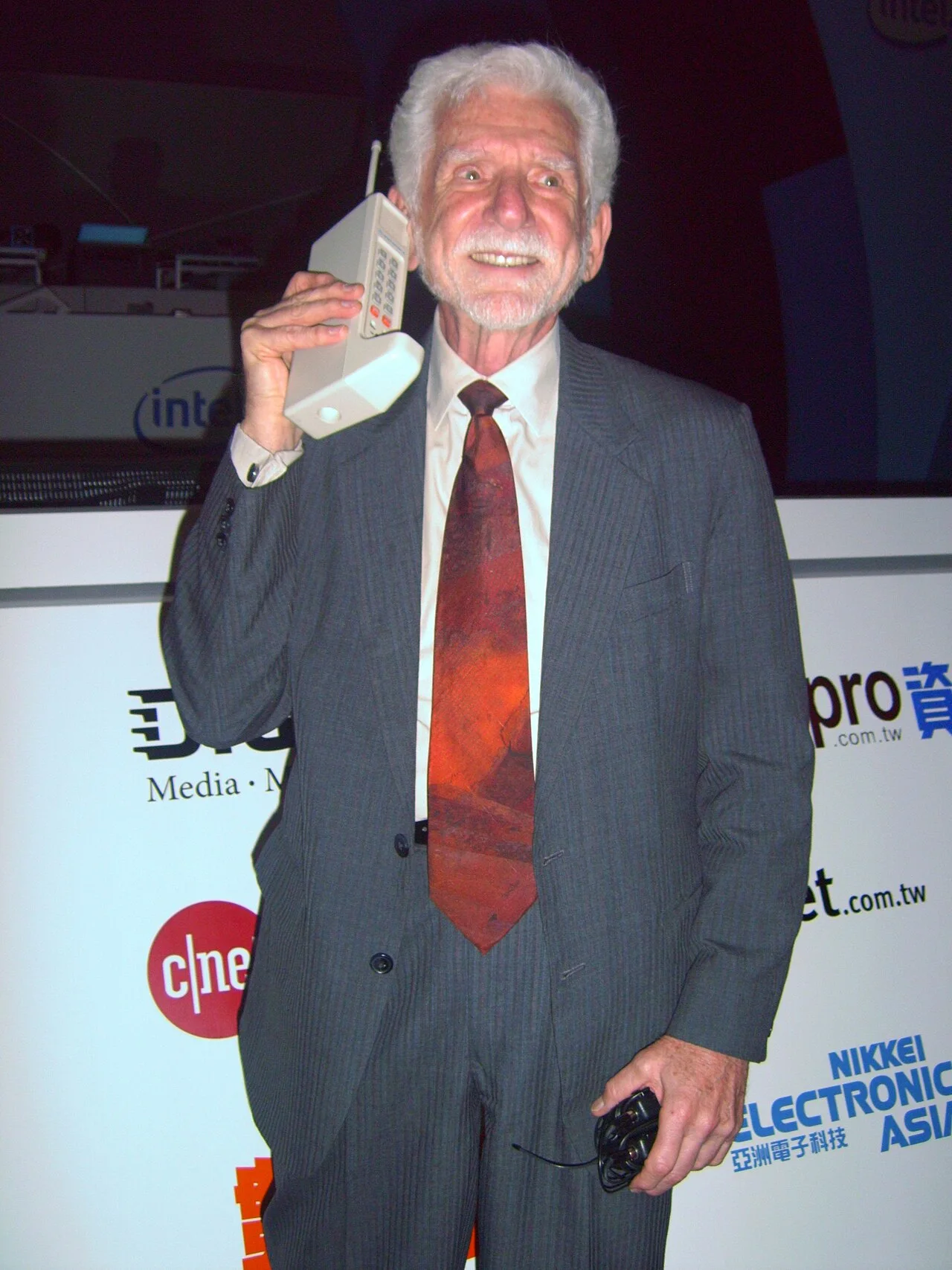 Martin Cooper（2007 年 Computex 论坛）：DynaTAC 8000X 团队的领导者之一。 Rico Shen / Wikimedia Commons, CC BY-SA 3.0。 · 图像文件署名：Rico Shen；CC BY-SA 3.0；网页缩放，原始文件保留。