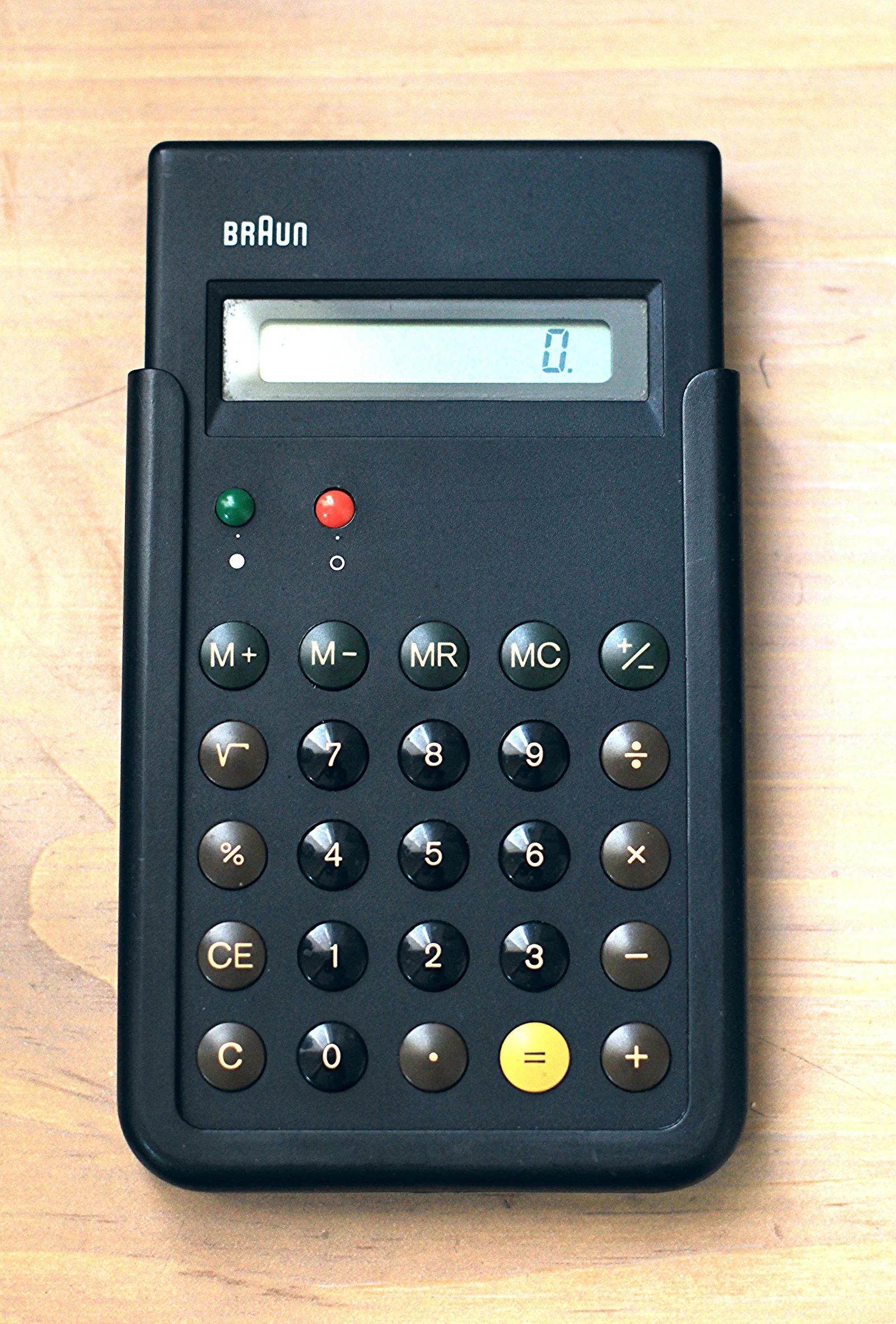 ET66 实物：约 8 厘米见方的机身，按键占据正面绝大部分。Pinot Dita 摄（Flickr），CC BY-SA 2.0，经 Wikimedia Commons。