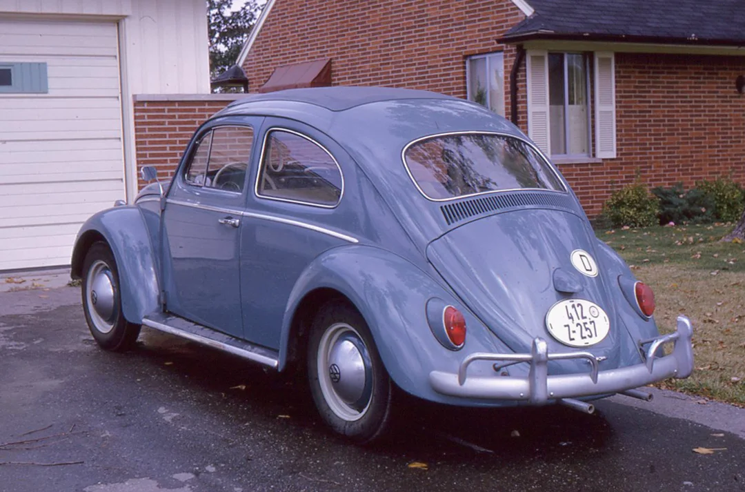 1963 年 Beetle 的 1200 车型：风冷水平对置四缸藏在尾部的行李箱盖之下。