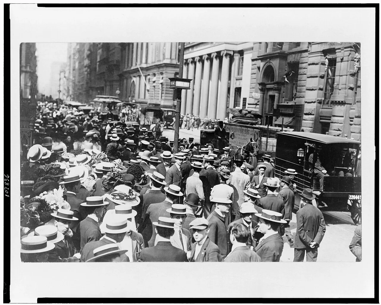 Bain News Service 摄，公有领域——华尔街三一教堂前的人群，约 1911 年