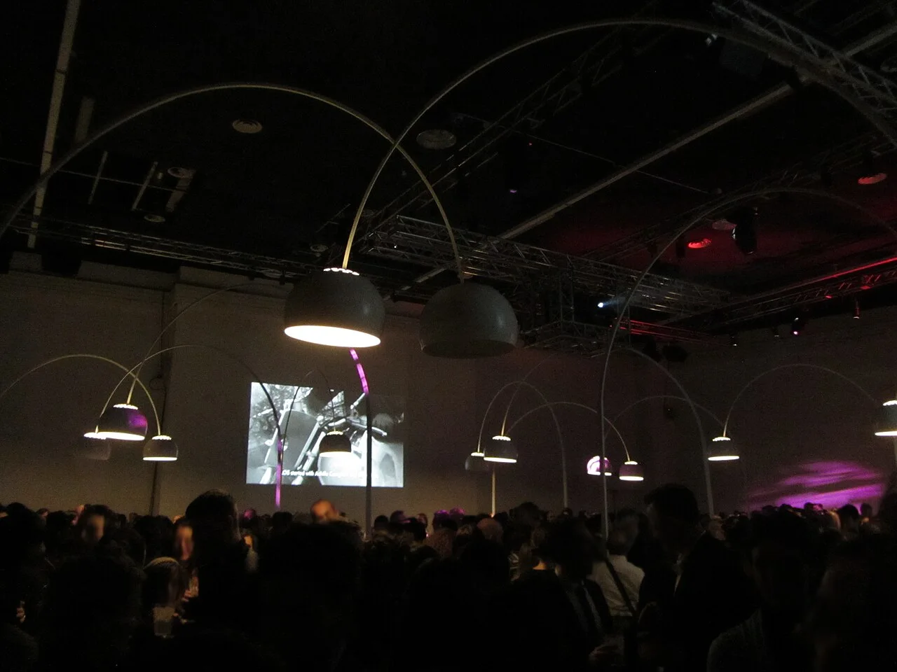 2012 年米兰 FLOS 五十周年展览现场（Fuorisalone，Palazzo della Permanente）· Andrea Pavanello 摄 · CC BY-SA 3.0 IT——展览场景照，非 Taraxacum 单品特写