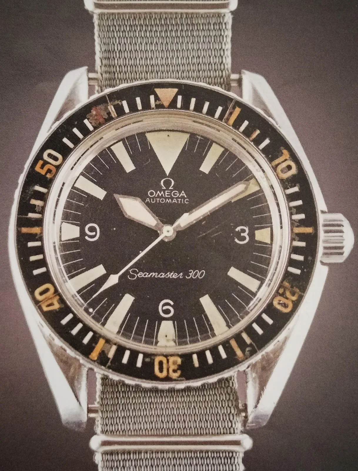 Seamaster 300 军款盘面 · 注意窄箭头时标与菱形秒针的形态组合