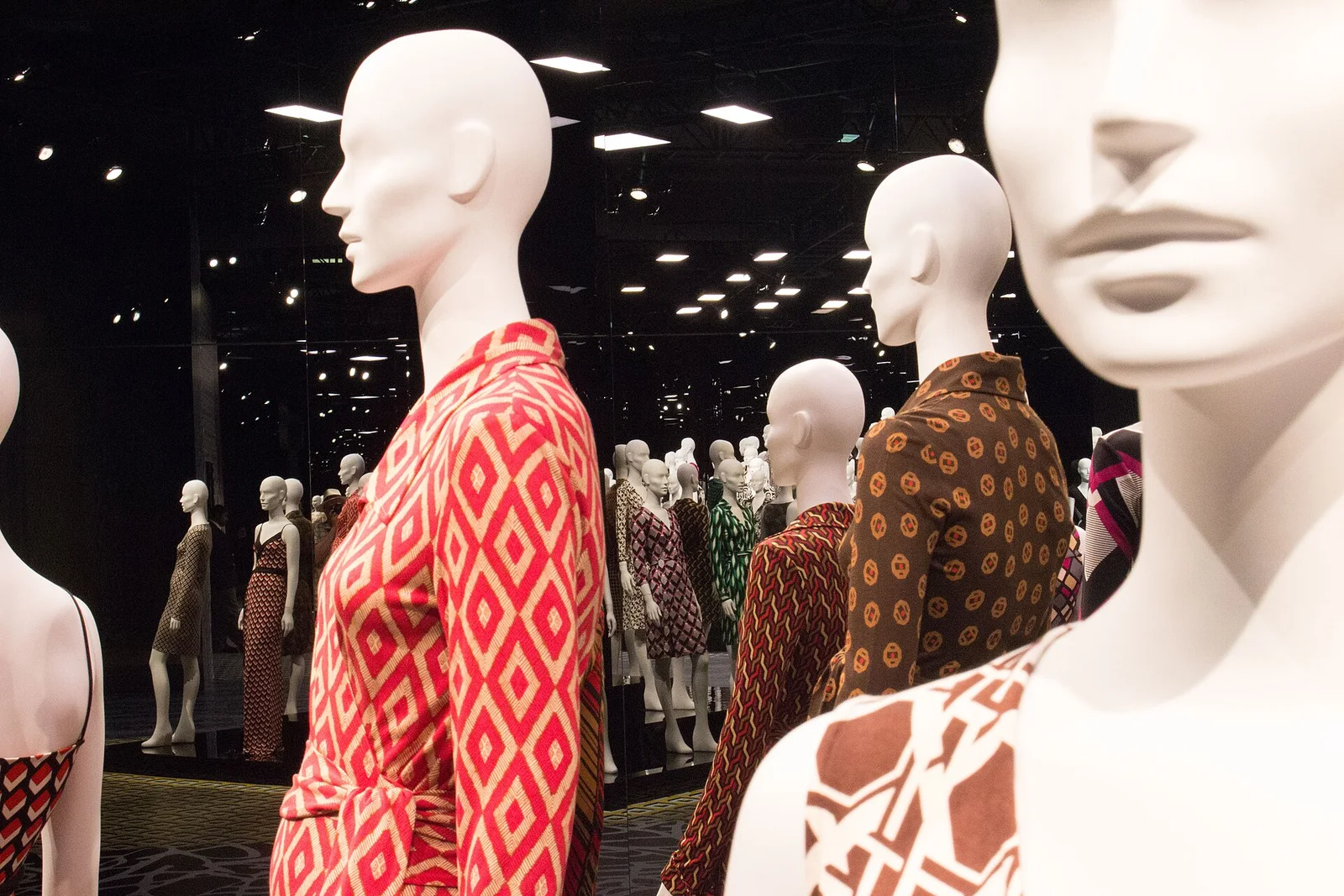 LACMA 展出的裹身裙。1997年重启后再度卖出数百万条。 · 图像文件署名：Bruce Monroe；CC BY-SA 2.0；网页缩放，原始文件保留。