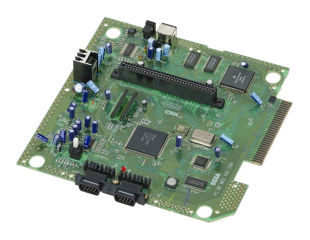 Sega Genesis Model 2 的主板，摄影 Evan-Amos，公有领域，图片来源：Wikimedia Commons。注意：图为 1993 年前后的第二代机型（Model 2）主板，非 1988 年初代 Mega Drive 的主板，仅作内部构造示意。