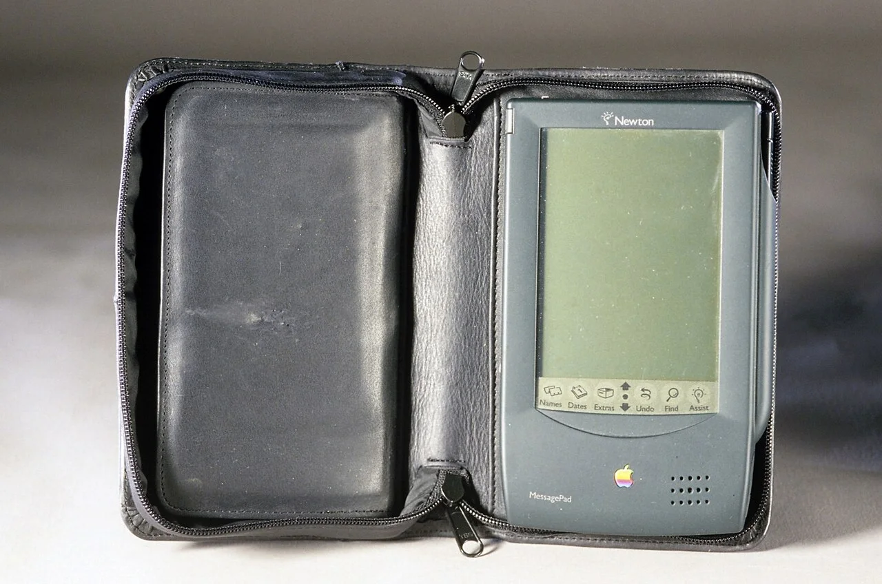 美国国家历史博物馆藏初代MessagePad H1000（含保护套与配件）。图为馆藏实机，非量产宣传图。图：National Museum of American History / Wikimedia Commons，CC0。