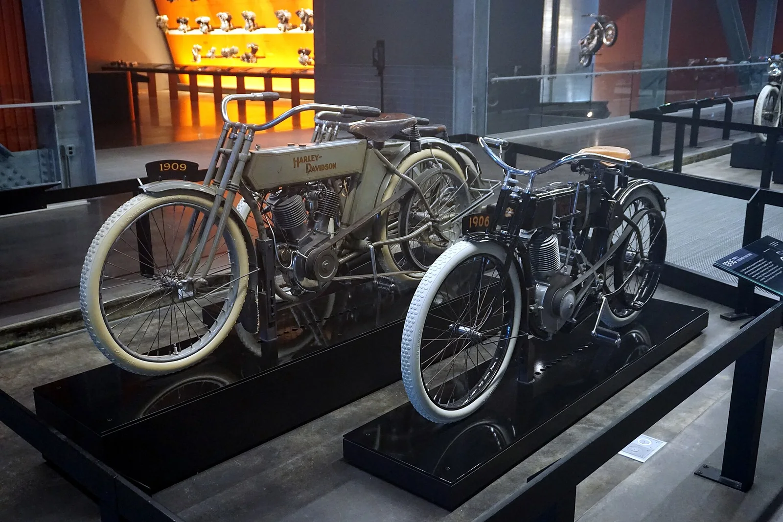 1909 Model 5-D V 型双缸（左）与 1906 Model 2 单缸（右）：形态基因的交接。