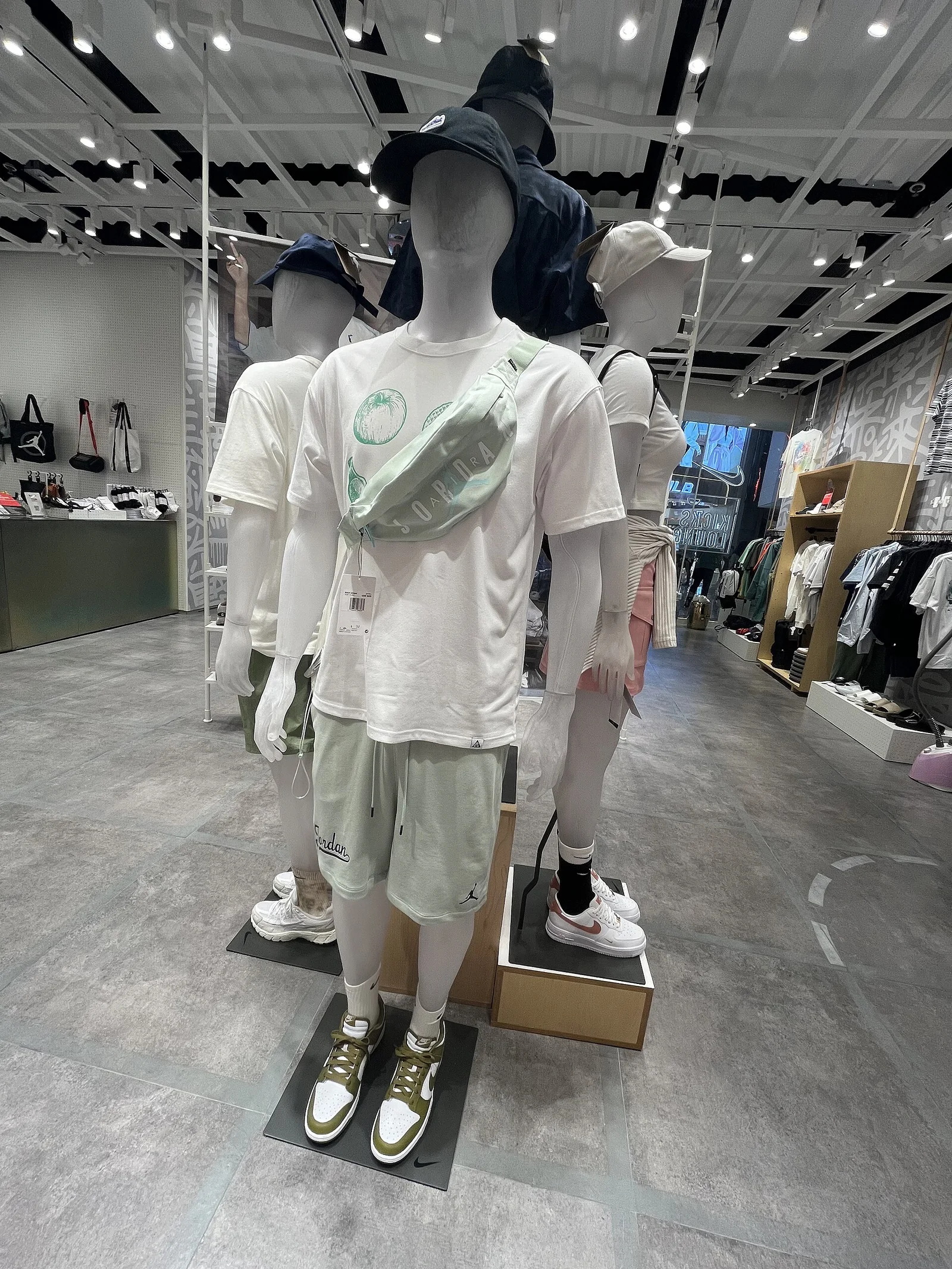 白 T 恤