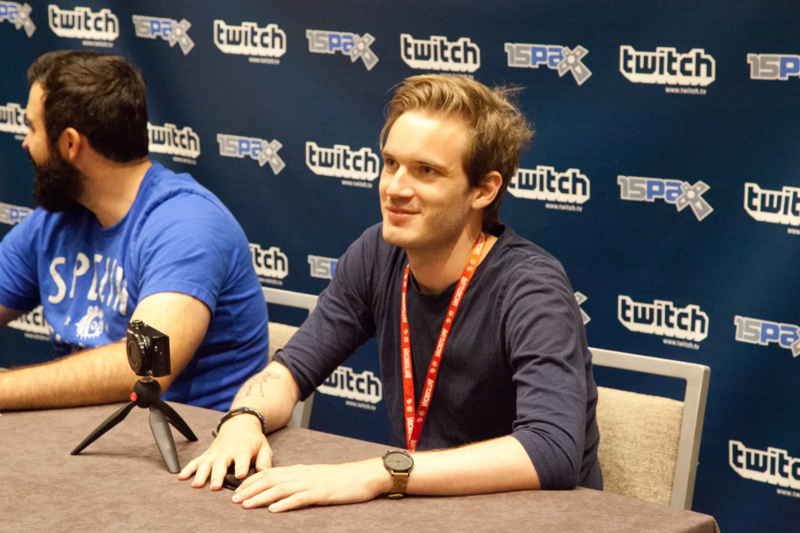 PewDiePie 于 PAX 2015 · camknows · CC0;2015 年 9 月公开活动照片。影像年份早于 2025 榜单,分别记录
