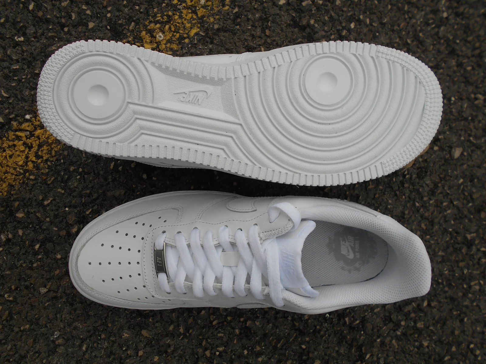 Air Force 1的鞋面与鞋底。系带底部的小圆牌刻着'AF-1'与'82'，可以从鞋带上滑脱取下。 · 图像文件署名：HI 622；CC BY-SA 4.0；网页缩放，原始文件保留。