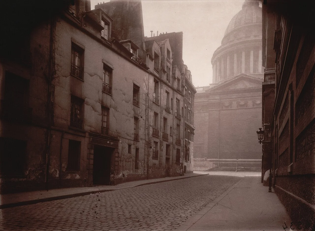 Eugène Atget 摄，公有领域——《瓦莱特街角与先贤祠》，1925（MoMA 藏，Commons 版）
