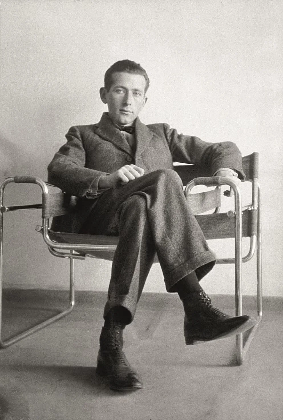 Marcel Breuer 坐在 B3 椅上（历史照片，作者 Arz，公有领域）