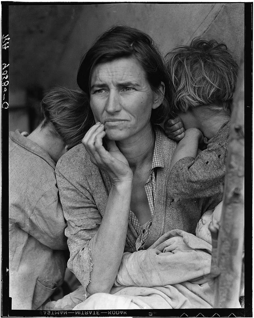Dorothea Lange 摄，无已知版权限制（LoC 收藏）——《移民母亲》另一底片印样，1936