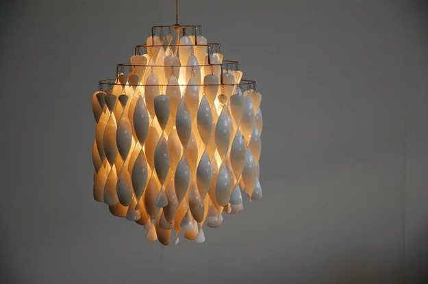 Verner Panton Spiral 吊灯(1969)· CC BY 2.0(同设计师另一作品,非月亮灯本体)