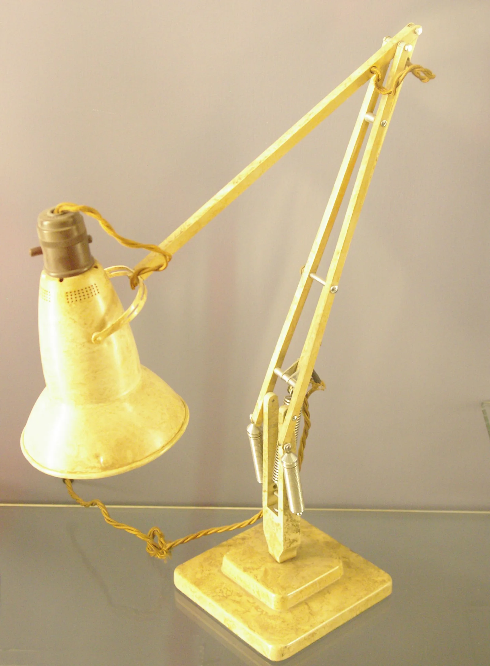 Anglepoise 1227 使用状态 · CC BY 2.0