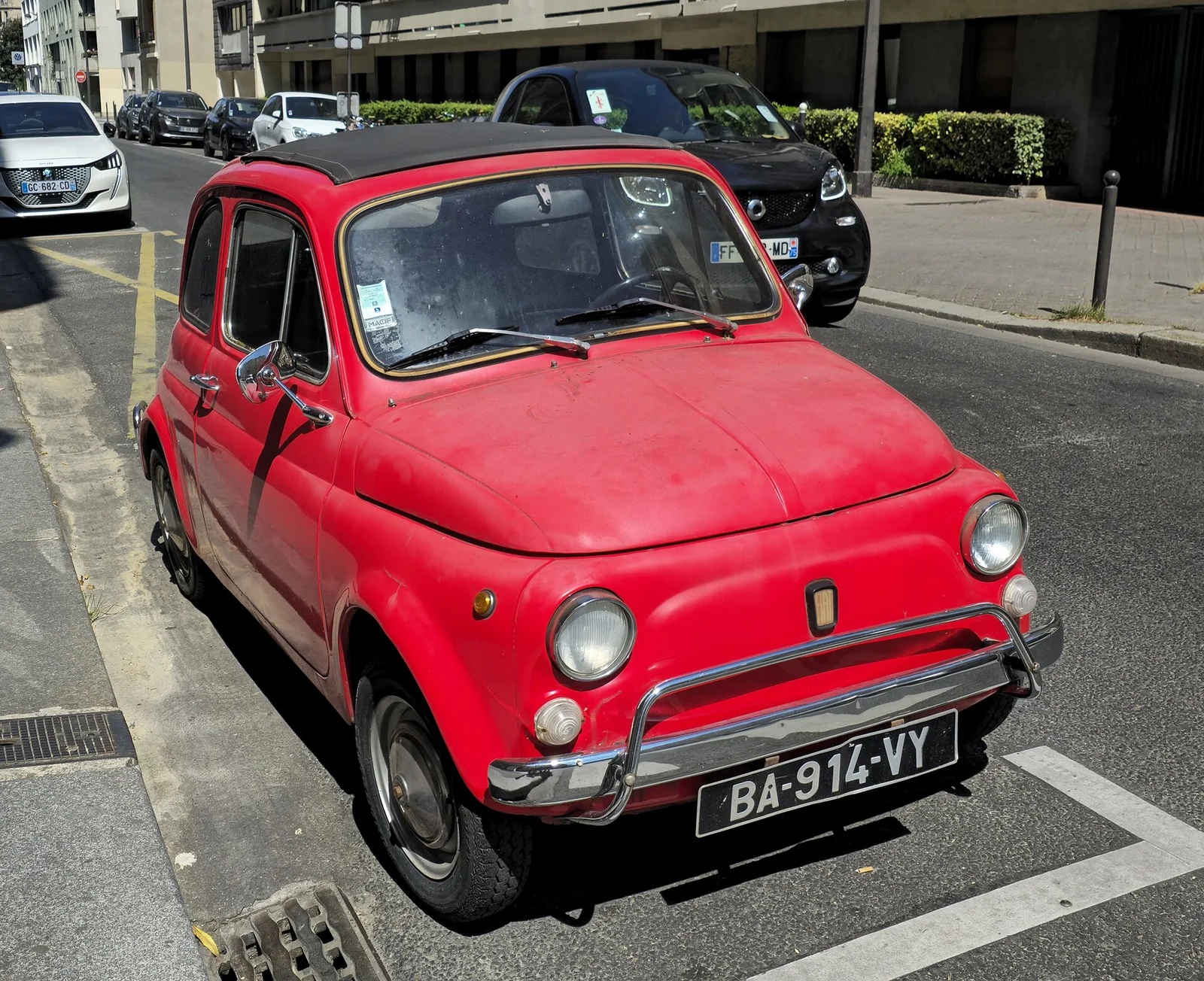 红色 Fiat 500（后期 F/L 系列形态），圆润曲面与微笑前脸 · 图像文件署名：Calreyn88；CC BY-SA 4.0；网页缩放，原始文件保留。
