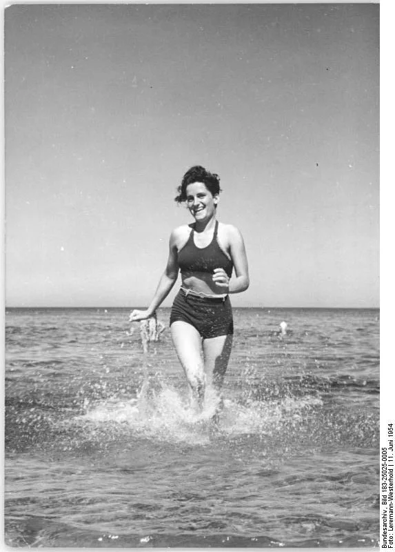 1954 年东德海滩，年轻女性着两件式泳装