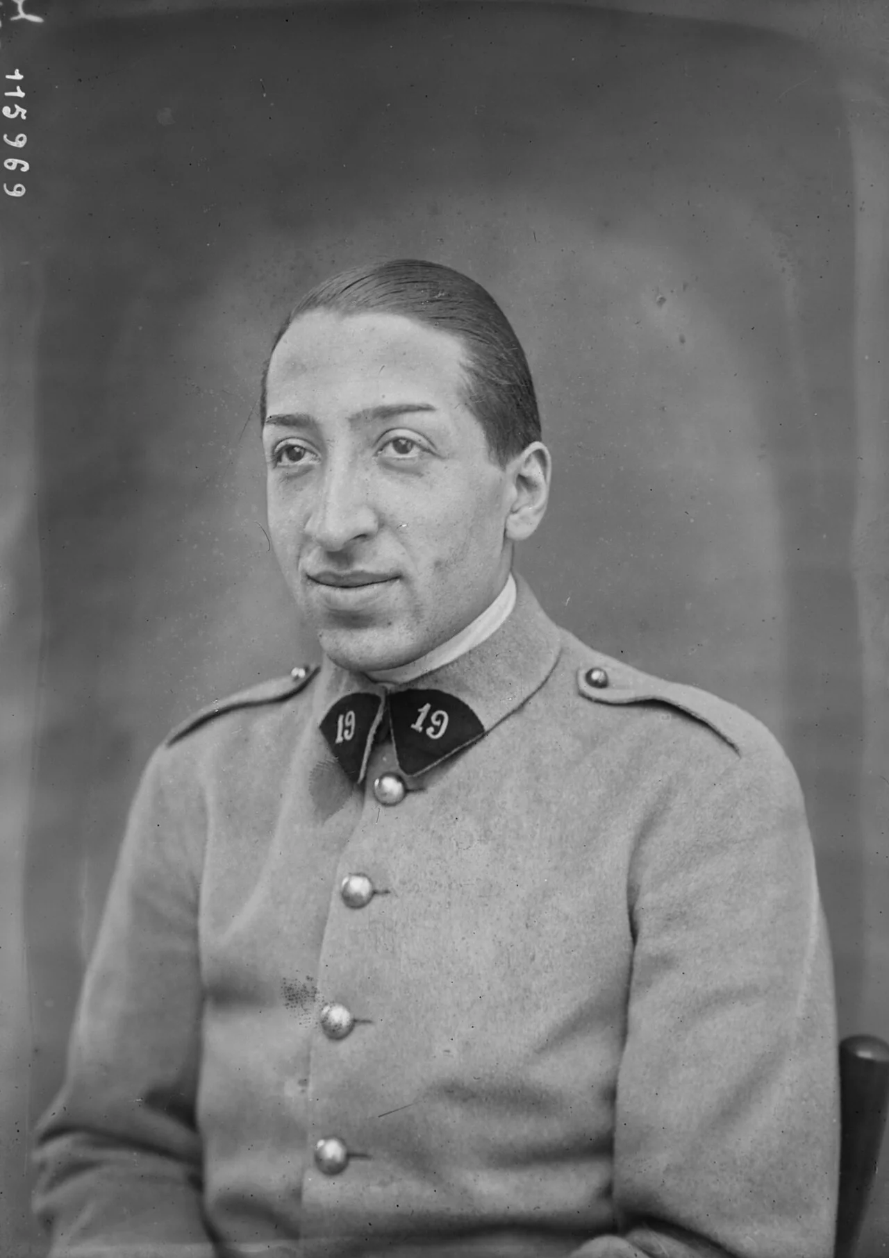 René Lacoste,1927年(Agence Rol摄)。关于这件衬衫的首穿年份,英文维基的两个条目给出了1926与1929两个不同年份。 · 图像文件署名:Agence Rol;Public domain;网页缩放,原始文件保留。