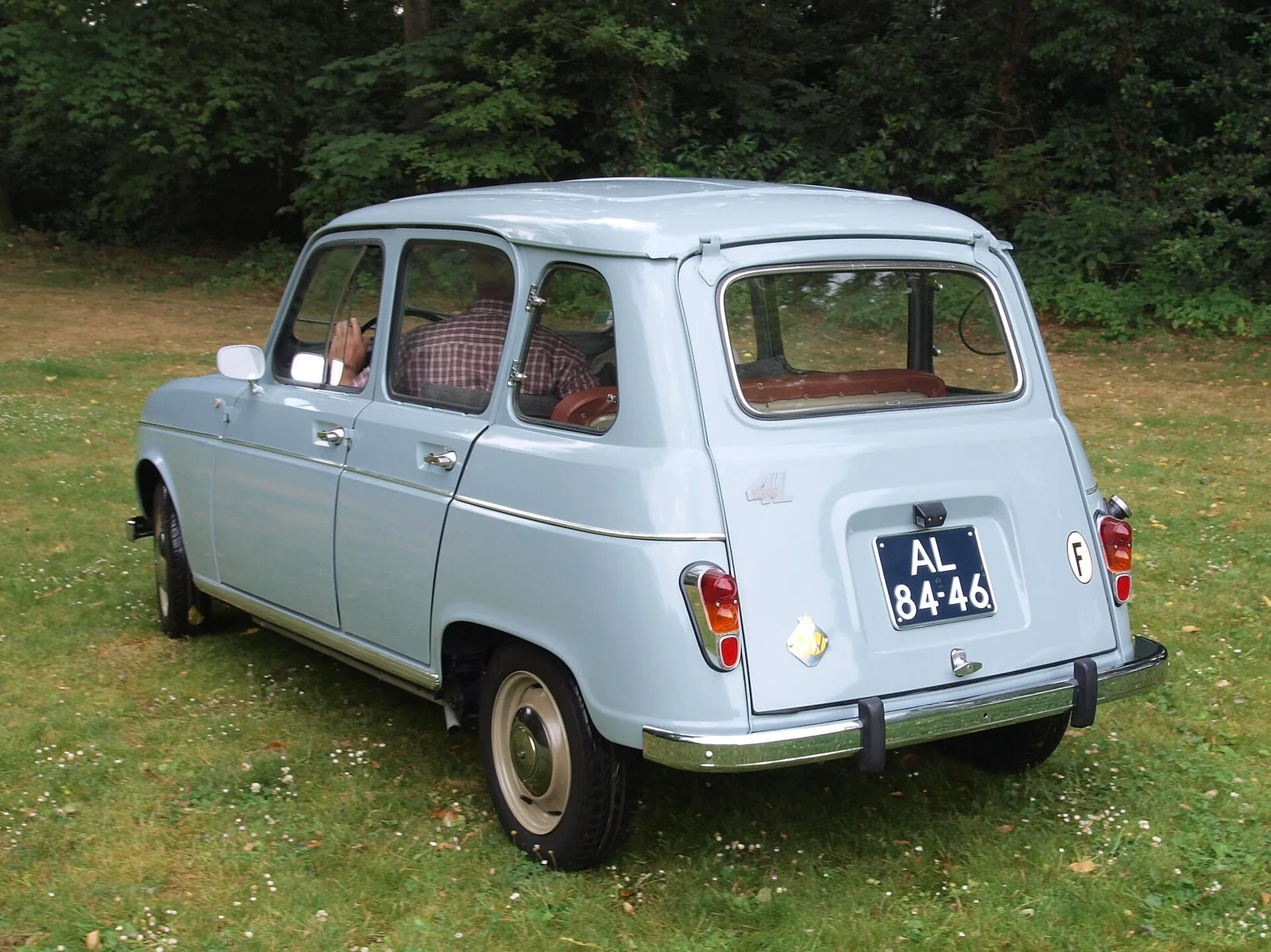 1963 年 R1120(4L):后排与行李厢之间没有隔断——品类定义就在开门的方式里 · 图像文件署名:AlfvanBeem;CC0;网页缩放,原始文件保留。