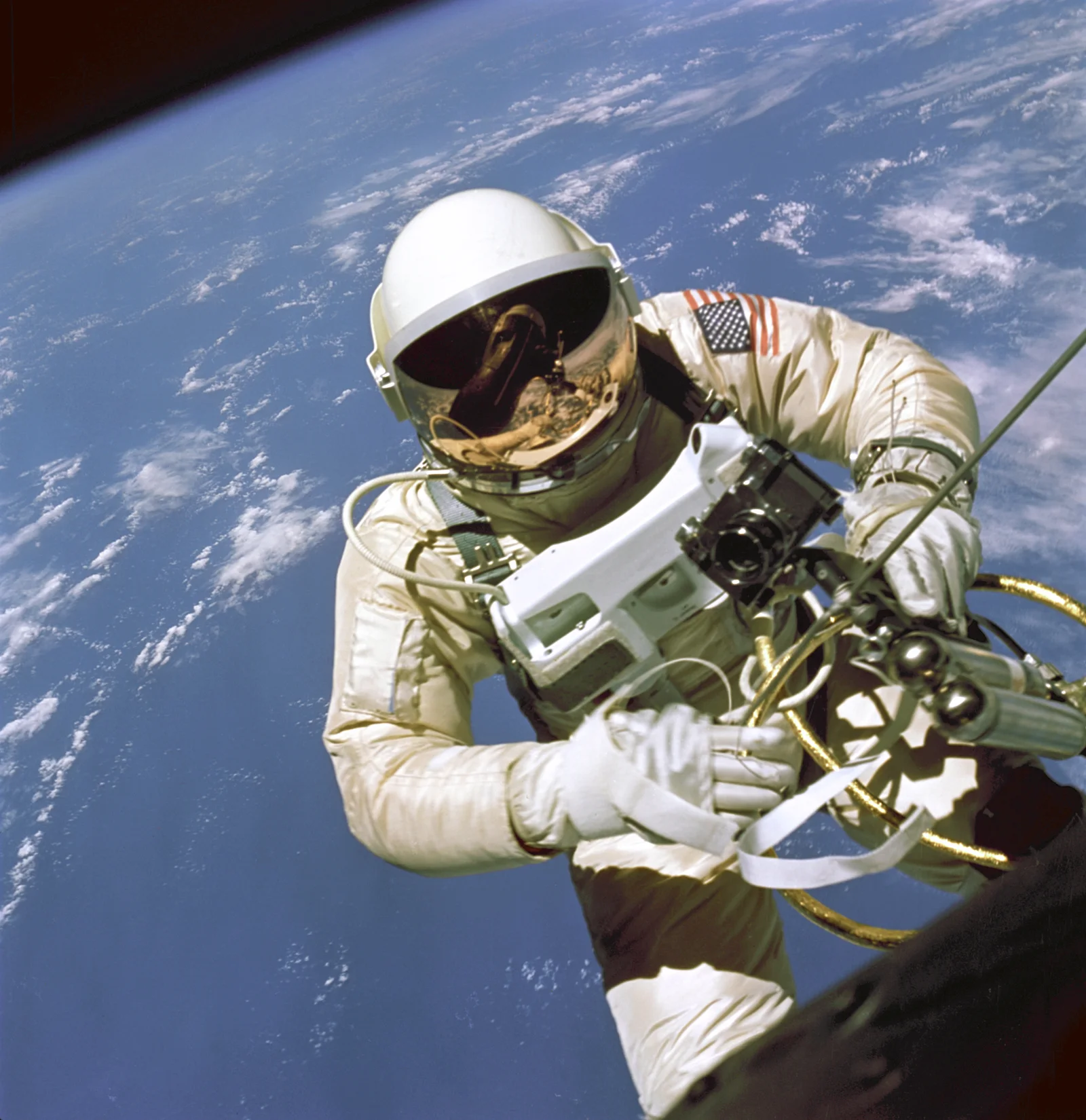 1965年 Ed White 首次美国太空行走——Speedmaster 缚于宇航服外