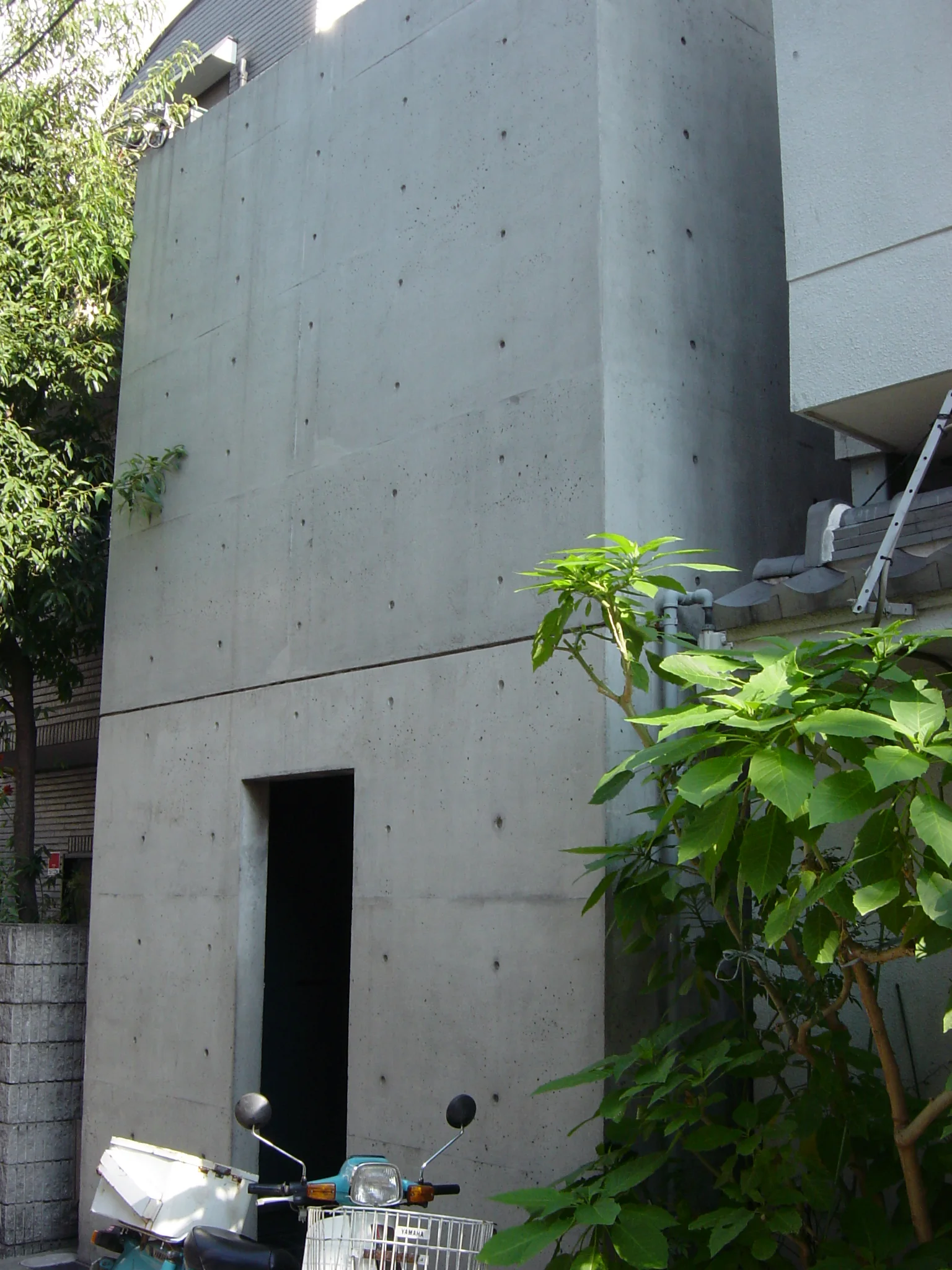 长屋沿街另一侧 · Wikimedia Commons，alonfloc，CC BY 3.0