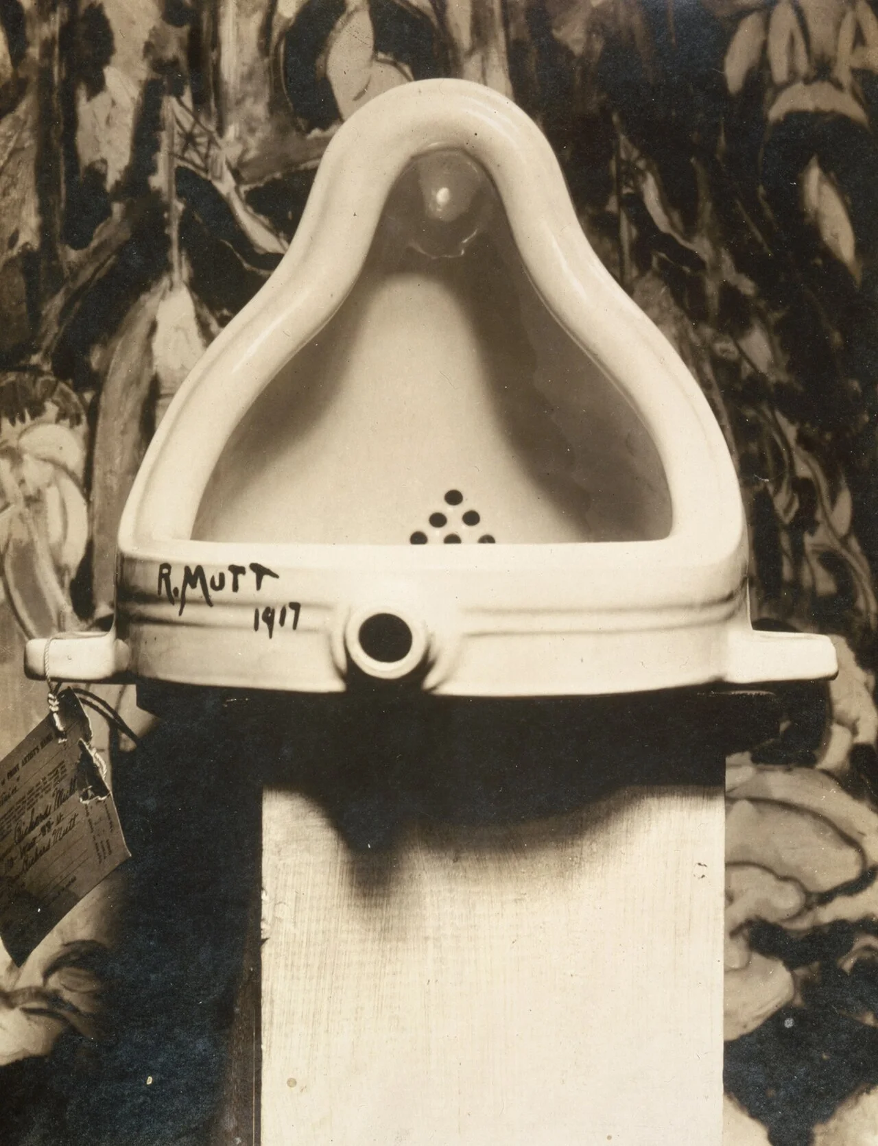 Alfred Stieglitz 摄，公有领域——Marcel Duchamp, Fountain, 1917（注意：此为斯蒂格利茨拍摄的杜尚《泉》的记录照片，非《统舱》）